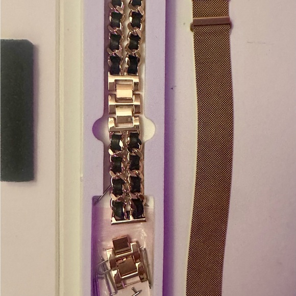 Fitbit Versa Watch + Band Bundle + Charger + Screen Protectors - Picture 10 of 12